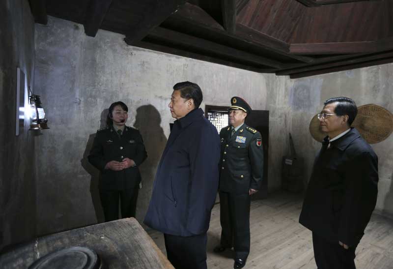 2月1日至3日，中共中央總書記、國(guó)家主席、中央軍委主席習(xí)近平來到江西，看望慰問廣大干部群眾和駐贛部隊(duì)。這是2月2日，習(xí)近平在井岡山八角樓革命舊址群參觀當(dāng)年毛澤東同志住室。新華社記者 蘭紅光 攝