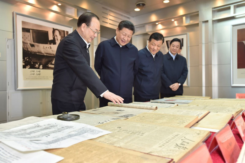 2月19日，中共中央總書記、國家主席、中央軍委主席習近平在北京主持召開黨的新聞輿論工作座談會，並到中央新聞單位調研。這是習近平在人民日報社了解人民日報發展歷程。新華社記者 李濤 攝