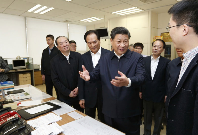 2月19日，中共中央總書記、國家主席、中央軍委主席習近平在北京主持召開黨的新聞輿論工作座談會，並到中央新聞單位調研。這是習近平在新華社國內部同剛從河北正定縣“走基層”回來的記者交談。新華社記者 鞠鵬 攝