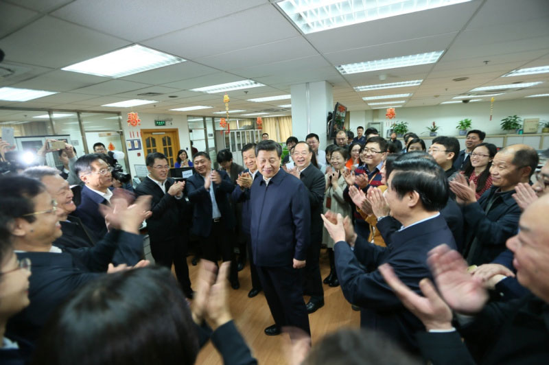 2月19日，中共中央總書記、國家主席、中央軍委主席習近平在北京主持召開黨的新聞輿論工作座談會，並到中央新聞單位調研。這是習近平在人民日報社總編室同編輯們親切交流。新華社記者 蘭紅光 攝