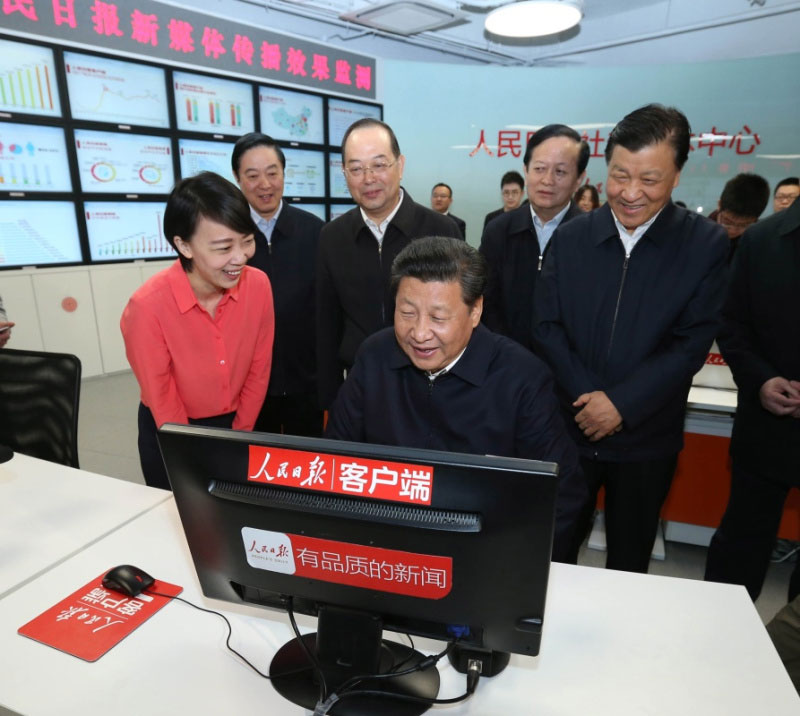 2月19日，中共中央總書記、國家主席、中央軍委主席習近平在北京主持召開黨的新聞輿論工作座談會，並到中央新聞單位調研。這是習近平在人民日報社新媒體中心通過新媒體平臺發送語音信息，向全國人民致以元宵節的問候和祝福。新華社記者 龐興雷 攝