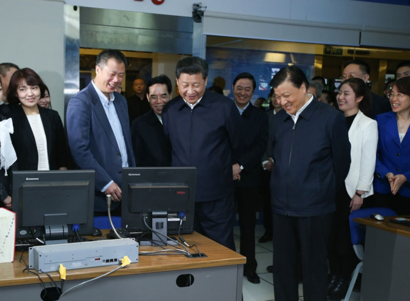 2月19日，中共中央總書記、國家主席、中央軍委主席習(xí)近平在北京主持召開黨的新聞輿論工作座談會，並到中央新聞單位調(diào)研。這是習(xí)近平在中央電視臺《新聞聯(lián)播》導(dǎo)控室向工作人員了解新聞制作導(dǎo)播流程。新華社記者 姚大偉 攝