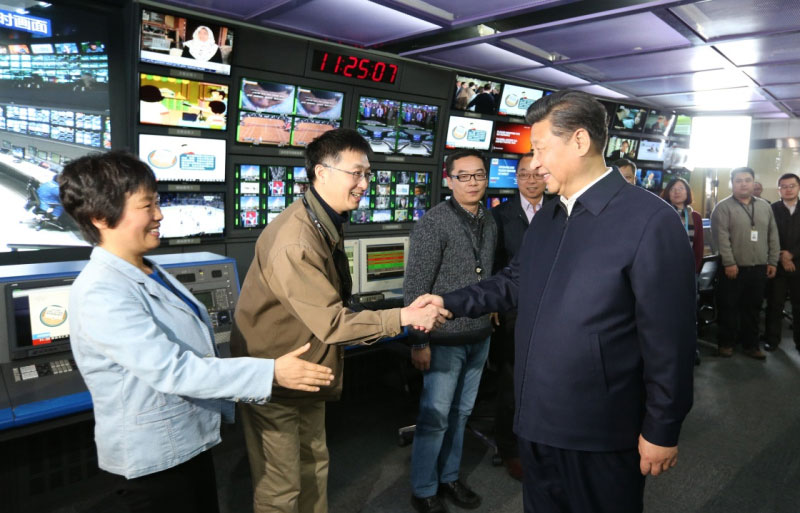 2月19日，中共中央總書記、國家主席、中央軍委主席習近平在北京主持召開黨的新聞輿論工作座談會，並到中央新聞單位調研。這是習近平在中央電視臺總控中心同工作人員親切握手。新華社記者 馬佔成 攝