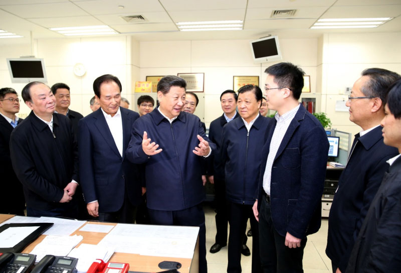 2月19日，中共中央總書記、國家主席、中央軍委主席習近平在北京主持召開黨的新聞輿論工作座談會，並到中央新聞單位調研。這是習近平在新華社國內部同剛從河北正定縣“走基層”回來的記者交談。新華社記者 黃敬文 攝