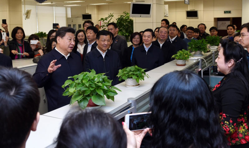 2月19日，中共中央總書記、國家主席、中央軍委主席習(xí)近平在北京主持召開黨的新聞?shì)浾摴ぷ髯剷?huì)，並到中央新聞單位調(diào)研。這是習(xí)近平在新華社同一線編輯記者交流。新華社記者 饒愛民 攝