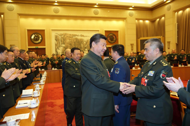 3月13日，中共中央總書記、國家主席、中央軍委主席習近平出席十二屆全國人大四次會議解放軍代表團全體會議並發表重要講話。這是習近平同軍隊人大代表親切握手。新華社記者 李剛 攝