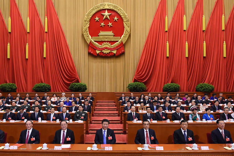 3月16日，十二屆全國人大四次會議在北京人民大會堂閉幕。習近平、李克強、俞正聲、劉雲(yún)山、王岐山、張高麗等黨和國家領導人在主席臺就座。　　新華社記者 李學仁 攝