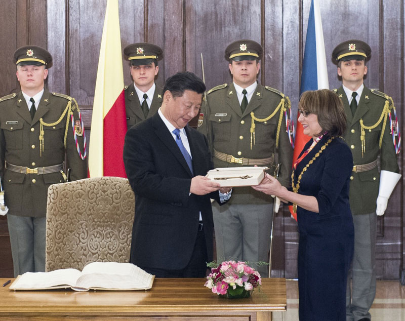 當?shù)貢r間3月29日，國家主席習近平在捷克布拉格會見布拉格市長科爾娜喬娃，並接受科爾娜喬娃代表該市贈予的城市鑰匙。新華社記者 王曄 攝