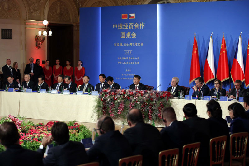 3月30日，國家主席習近平同捷克總統(tǒng)澤曼在布拉格共同出席中捷經(jīng)貿(mào)合作圓桌會。習近平發(fā)表題為《傳承友誼，繼往開來，開啟中捷經(jīng)貿(mào)合作新時代》的重要講話。新華社記者 鞠鵬 攝