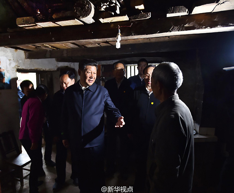 總書記一連走進(jìn)大灣村5戶農(nóng)家，聽取村民對實(shí)施光伏發(fā)電扶貧項(xiàng)目、種植茶葉、發(fā)展養(yǎng)殖業(yè)以及移民搬遷等的想法，了解省市縣開展扶貧工作的具體做法和取得的成效。