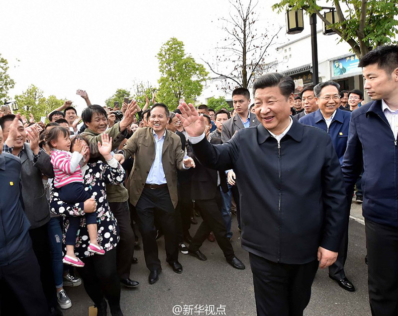 4月25日，習近平總書記一行驅車來到安徽省滁州市鳳陽縣小崗村，下麥田、進農家。他來到“當年農家”院落，了解當年18戶村民按下紅手印，簽訂大包干契約的情景。