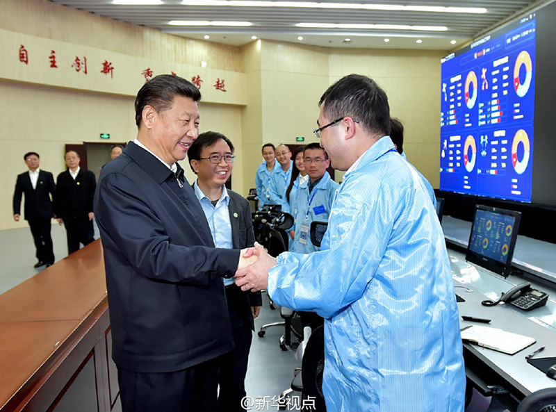4月24日至27日，中共中央總書記、國家主席、中央軍委主席習近平在安徽調研。 這是4月26日上午，習近平在中科大先進技術研究院量子通信京滬干線運管中心同科研人員交談。 新華社記者 李濤 攝