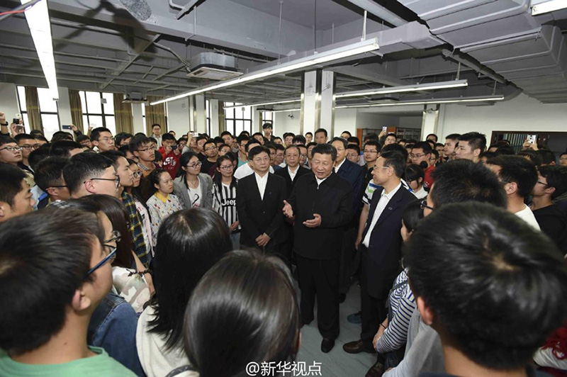 4月26日下午，習近平總書記來到中國科技大學圖書館自習室。見到總書記來了，學生們圍攏過來，爭著向總書記問好。