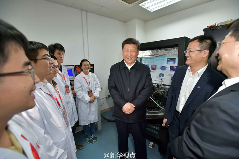 26日下午，習近平在中國科技大學自旋磁共振實驗室，了解實驗室進行量子物理實驗研究情況，並看望實驗室科研人員。