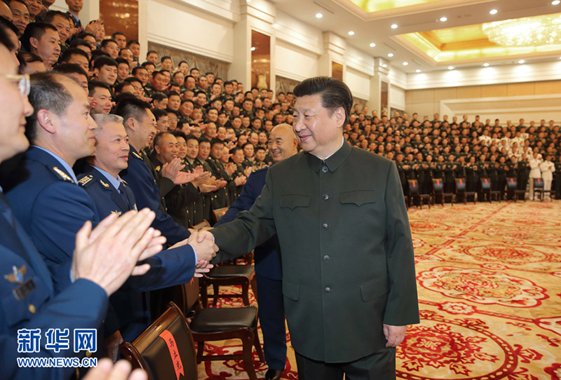 4月24日至27日，中共中央總書記、國家主席、中央軍委主席習(xí)近平在安徽調(diào)研。這是4月26日，習(xí)近平在合肥親切接見駐皖部隊師以上干部和作戰(zhàn)團單位主官，代表黨中央和中央軍委向駐皖部隊全體官兵致以誠摯問候。新華社記者李剛攝