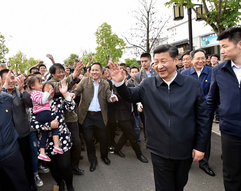 這是4月25日下午，習近平在滁州市鳳陽縣小崗村向村民們問好。新華社記者 李濤 攝