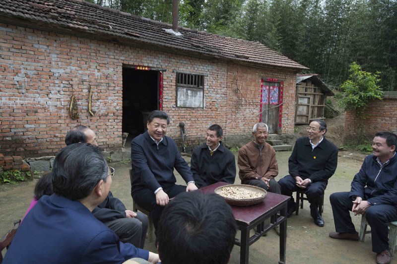 這是4月24日下午，習近平在六安市金寨縣花石鄉大灣村向村民們了解脫貧工作情況。新華社記者 李學仁 攝