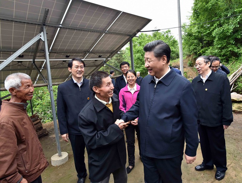 這是4月24日下午，習近平在六安市金寨縣花石鄉大灣村了解光伏發電扶貧電站建設運行情況。新華社記者 李濤 攝