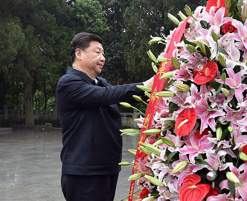 4月24日至27日，中共中央總書記、國家主席、中央軍委主席習近平在安徽調研。這是4月24日上午，習近平在六安市金寨縣紅軍廣場向革命烈士紀念塔敬獻花籃。新華社記者 李濤 攝