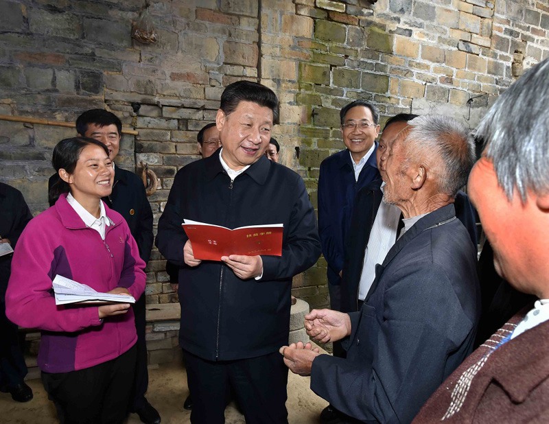 這是4月24日下午，習近平在六安市金寨縣花石鄉大灣村村民汪能保家中察看扶貧手冊。新華社記者 李濤 攝