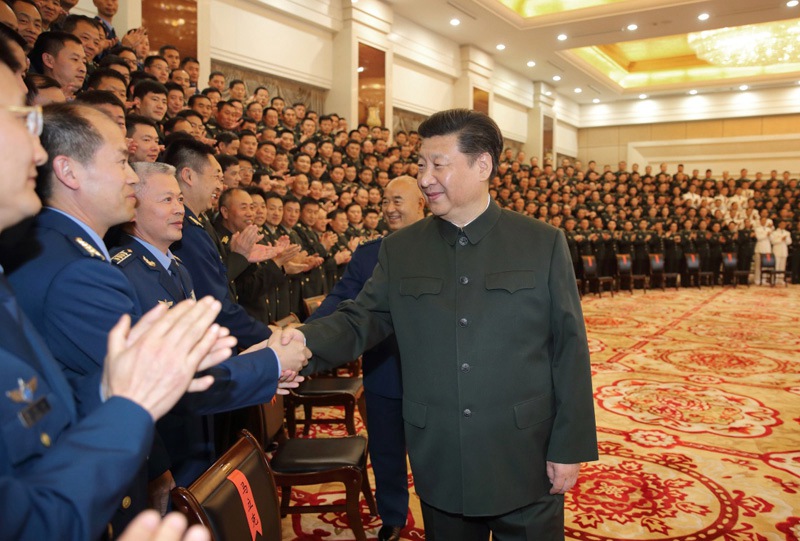 這是4月26日，習近平在合肥親切接見駐皖部隊師以上干部和作戰團單位主官，代表黨中央和中央軍委向駐皖部隊全體官兵致以誠摯問候。新華社記者 李剛 攝