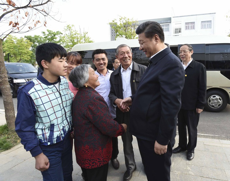 這是4月25日下午，習(xí)近平在滁州市鳳陽(yáng)縣小崗村看望當(dāng)年大包干帶頭人嚴(yán)金昌（右三）一家。新華社記者 李學(xué)仁 攝