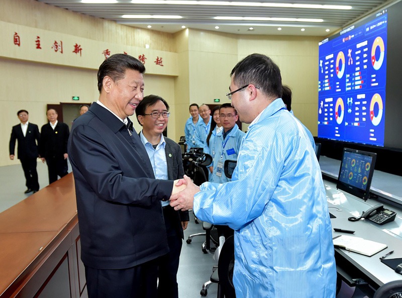 這是4月26日上午，習近平在中科大先進技術研究院量子通信京滬干線運管中心同科研人員交談。 新華社記者 李濤 攝