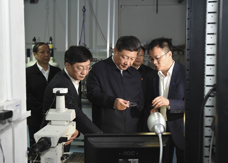 這是4月26日下午，習近平在中國科技大學近代物理系自旋磁共振實驗室了解科研情況。新華社記者 李學仁 攝2
