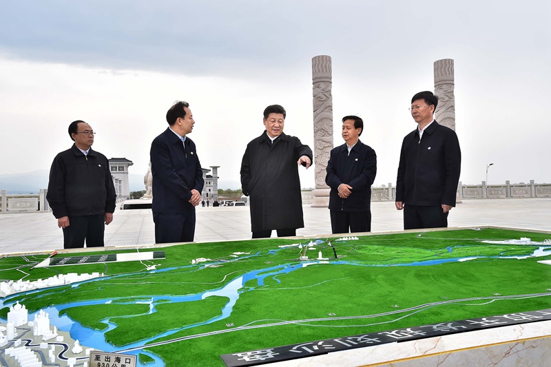 5月23日至25日，中共中央總書記、國家主席、中央軍委主席習近平在黑龍江考察調研。這是5月24日上午，習近平在我國東北端中俄邊界的黑瞎子島察看該島保護利用規劃。 新華社記者 李濤 攝