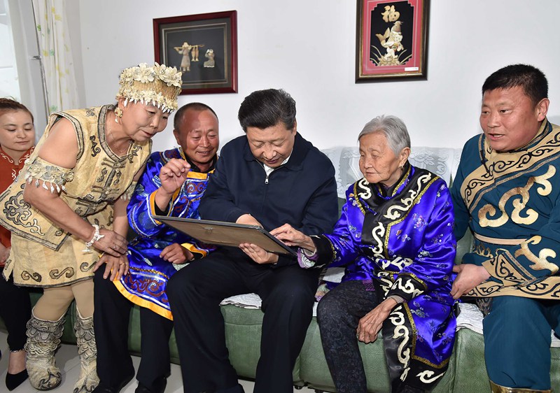 八岔赫哲族鄉八岔村，簇新的樓房排成行。習近平走進82歲的尤桂蘭家，這位四代同堂的老人，拉著總書記坐在沙發上聊家常，拿出一張珍藏60年的照片請總書記看。1956年，她隨少數民族代表團赴京，受到毛澤東主席親切接見。尤桂蘭連連說，黨的政策好，關心愛護少數民族。習近平祝老人家身體健康，日子越過越紅火。 （文字:新華社記者霍小光，攝影:新華社記者蘭紅光、李濤）