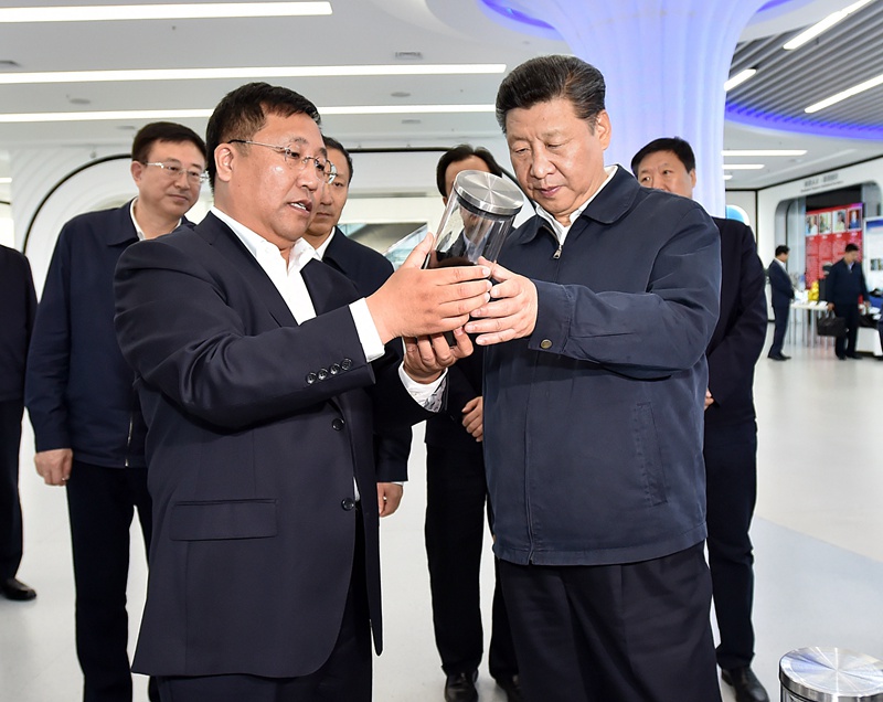 5月23日至25日，中共中央總書記、國家主席、中央軍委主席習(xí)近平在黑龍江考察調(diào)研。這是5月25日上午，習(xí)近平在哈爾濱科技創(chuàng)新創(chuàng)業(yè)大廈察看石墨烯高新技術(shù)成果展示。 新華社記者 李濤 攝