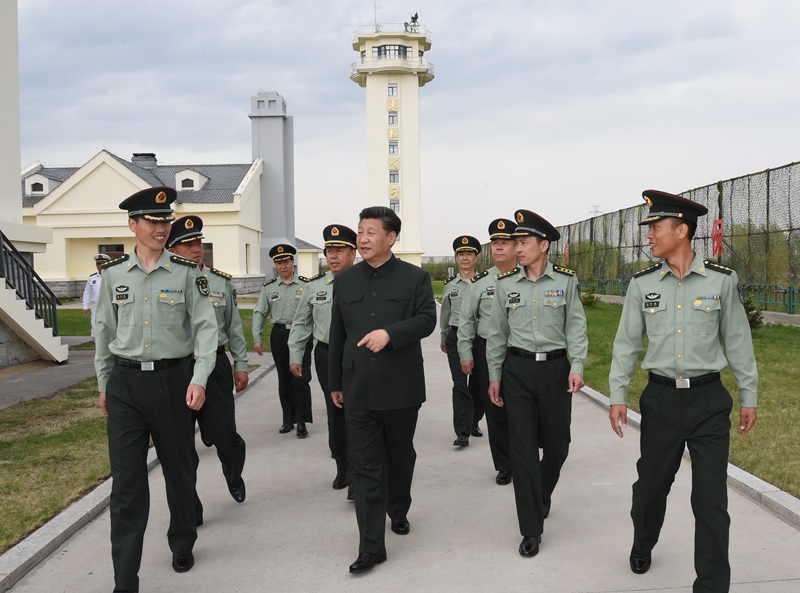 5月24日、25日，中共中央總書記、國家主席、中央軍委主席習近平親切看望慰問駐黑龍江部隊，代表黨中央和中央軍委向廣大官兵致以誠摯的問候。這是5月24日，習近平視察駐黑瞎子島邊防某團10連，了解連隊建設情況。新華社記者 李剛 攝