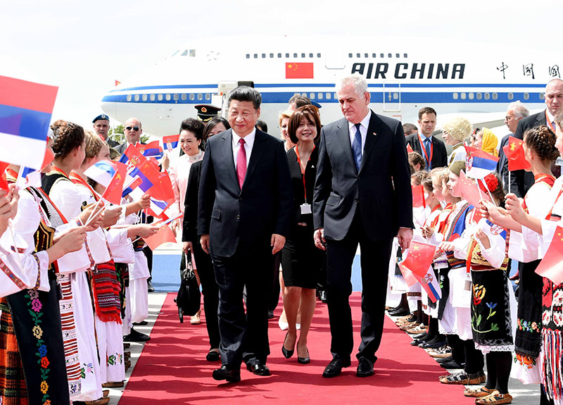 6月17日，國家主席習近平乘專機抵達貝爾格萊德，開始對塞爾維亞共和國進行國事訪問。習近平和夫人彭麗媛在機場受到塞爾維亞總統尼科利奇夫婦的熱情迎接。新華社記者 饒愛民 攝