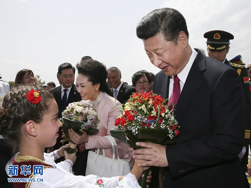 6月17日，國家主席習近平乘專機抵達貝爾格萊德，開始對塞爾維亞共和國進行國事訪問。塞爾維亞少年兒童向習近平和夫人彭麗媛獻上鮮花。新華社記者 蘭紅光 攝