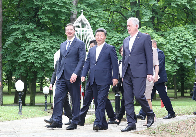 6月19日，國家主席習近平在貝爾格萊德出席塞爾維亞總統尼科利奇、總理武契奇共同舉行的午宴。 新華社記者 丁林 攝