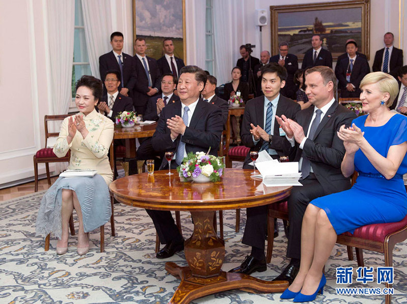 6月19日，國(guó)家主席習(xí)近平和夫人彭麗媛下午抵達(dá)波蘭首都華沙，當(dāng)晚即應(yīng)邀來(lái)到貝爾維德宮做客。這是習(xí)近平和彭麗媛同杜達(dá)夫婦共同欣賞波蘭馬佐夫舍民族歌舞團(tuán)的精彩演出。新華社記者 謝環(huán)馳 攝