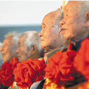 民族脊梁       一個(gè)個(gè)優(yōu)秀共產(chǎn)黨員勇敢地?fù)?dān)負(fù)起歷史使命，挺起中華民族堅(jiān)強(qiáng)的脊梁