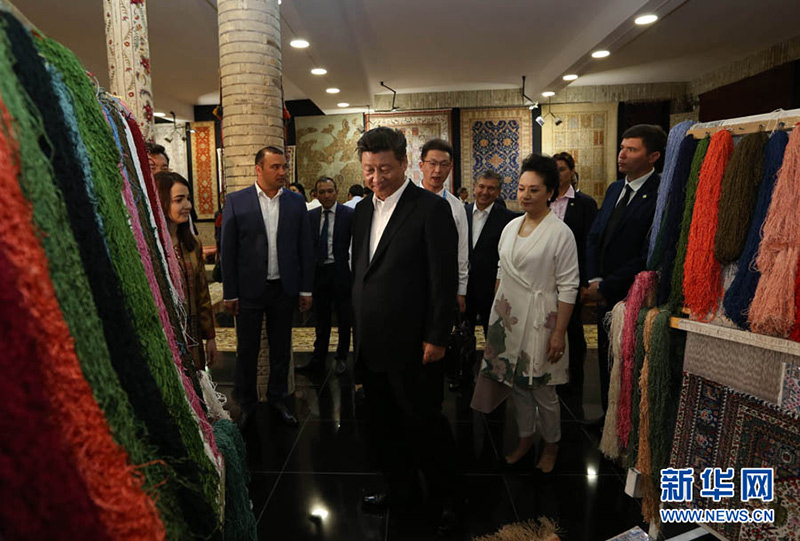 當地時間6月21日下午，正在對烏茲別克斯坦進行國事訪問的國家主席習近平在烏茲別克斯坦總理米爾濟約耶夫陪同下，來到布哈拉古城參觀這座被稱為“絲綢之路活化石”的歷史文化名城。這是習近平和夫人彭麗媛參觀一家地毯和絲綢作坊。新華社記者蘭紅光攝