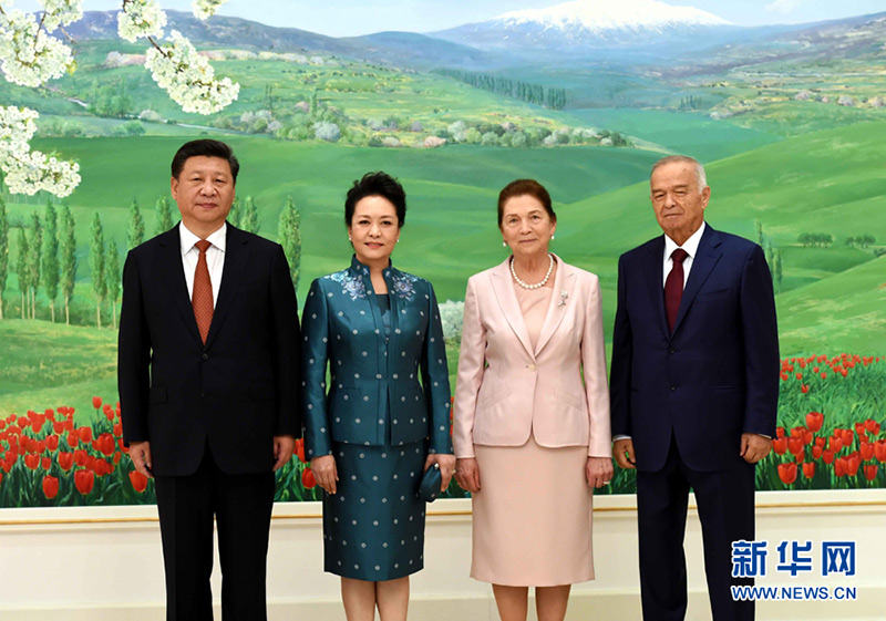 6月22日，國(guó)家主席習(xí)近平在塔什干庫克薩萊國(guó)賓館同烏茲別克斯坦總統(tǒng)卡裡莫夫舉行會(huì)談。會(huì)談前，習(xí)近平出席卡裡莫夫舉行的歡迎儀式。習(xí)近平和夫人彭麗媛受到卡裡莫夫和夫人卡裡莫娃熱情迎接。新華社記者饒愛民攝