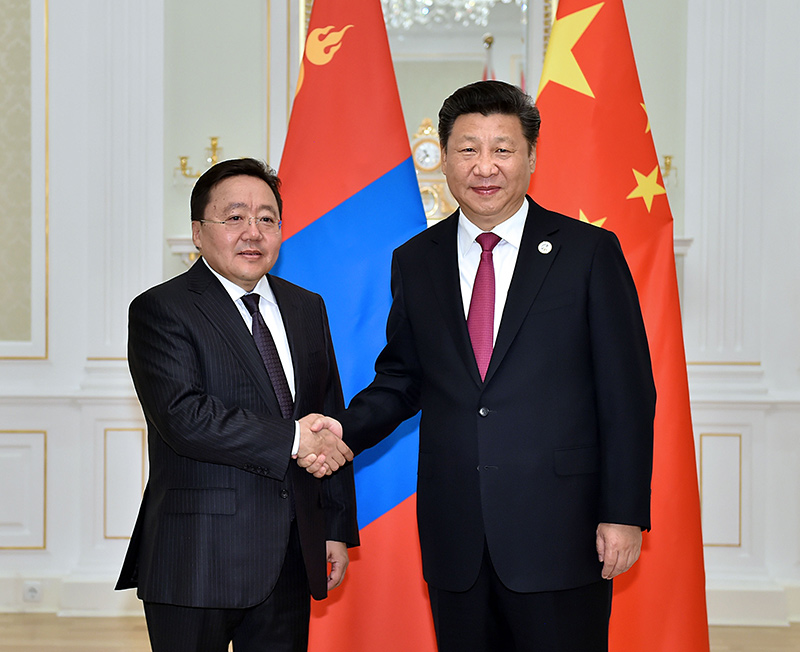 6月23日，國(guó)家主席習(xí)近平在塔什干會(huì)見蒙古國(guó)總統(tǒng)額勒貝格道爾吉。 新華社記者李濤攝