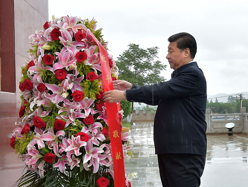 這是7月18日上午，習(xí)近平在固原市西吉縣將臺(tái)堡向紅軍長(zhǎng)征會(huì)師紀(jì)念碑敬獻(xiàn)花籃。新華社記者李濤攝