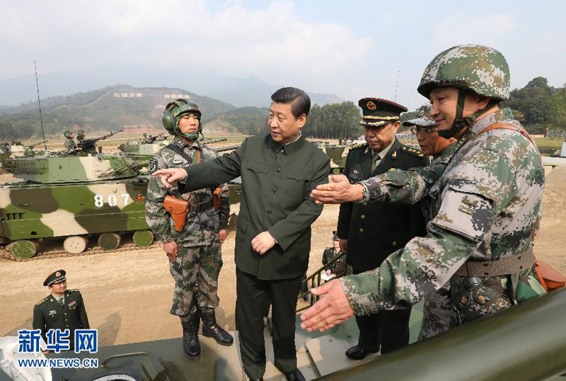 2012年12月10日，習近平在廣州軍區某部訓練場，登上兩棲突擊車了解裝備情況。王建民攝 
