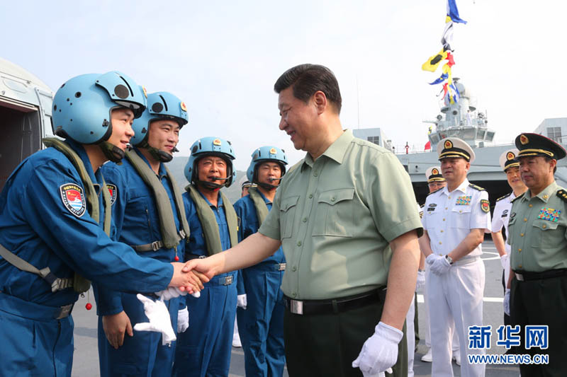 2013年4月9日，習近平在井岡山艦上與艦載直升機飛行員親切握手。李剛攝