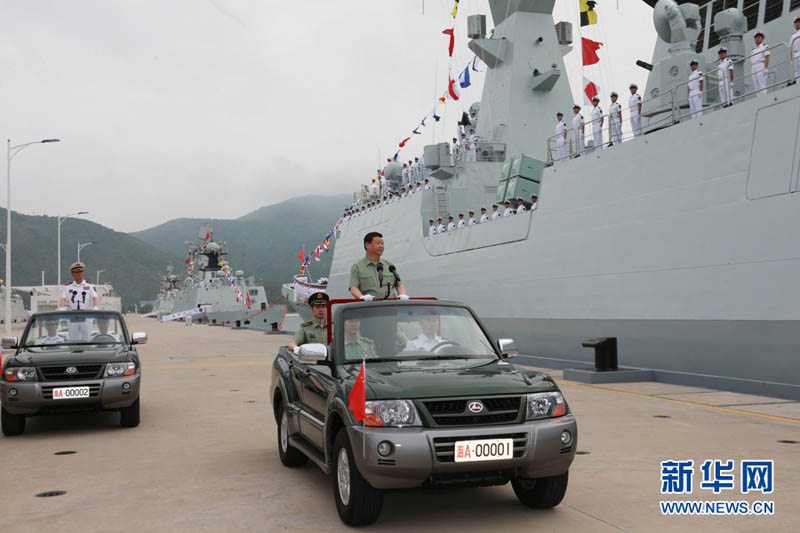 2013年4月9日，習(xí)近平登上敞篷車，依次檢閱岳陽(yáng)艦、衡水艦、玉林艦等艦艇。李剛 攝