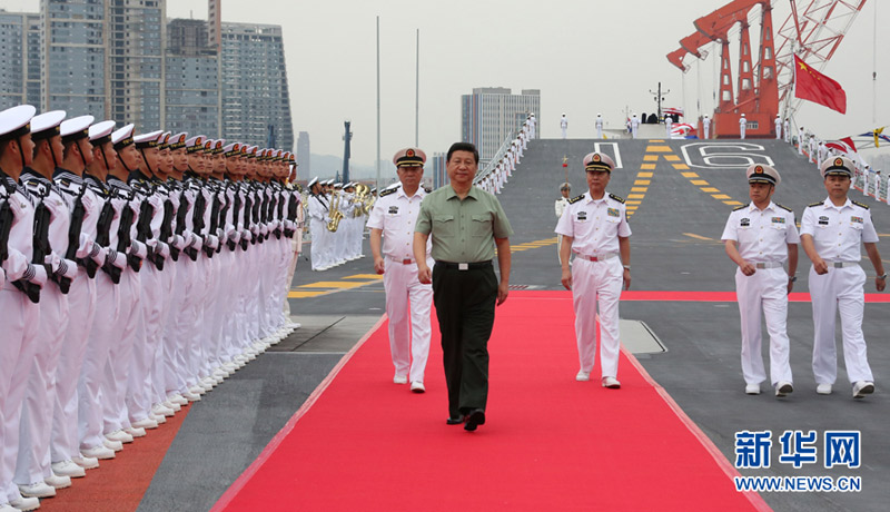 2013年8月28日下午，習近平檢閱遼寧艦水兵儀仗隊。李剛攝