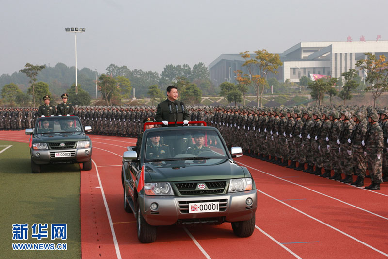 2013年11月5日，習近平在國防科學技術大學視察。李剛攝