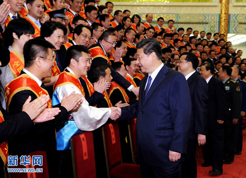 2014年5月27日，習近平、李克強、劉雲山等在北京人民大會堂會見第六次全國軍轉表彰大會受表彰代表。 饒愛民攝