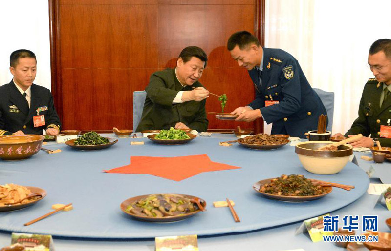 2014年10月31日，習(xí)近平同基層會議代表共進(jìn)午餐、吃“紅軍飯”。 李剛攝
