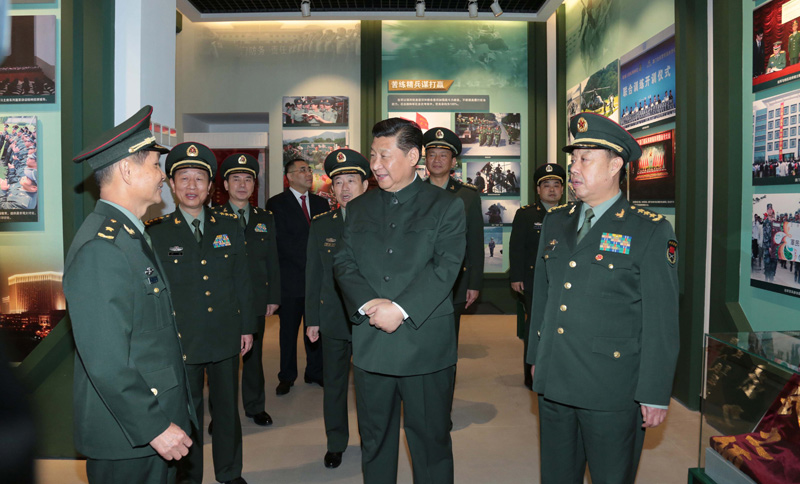 習近平參觀駐澳門部隊軍史館。李剛 攝