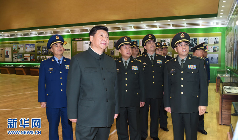 2015年12月25日，習近平視察解放軍報社。這是習近平參觀解放軍報創刊60周年主題展。記者李剛攝